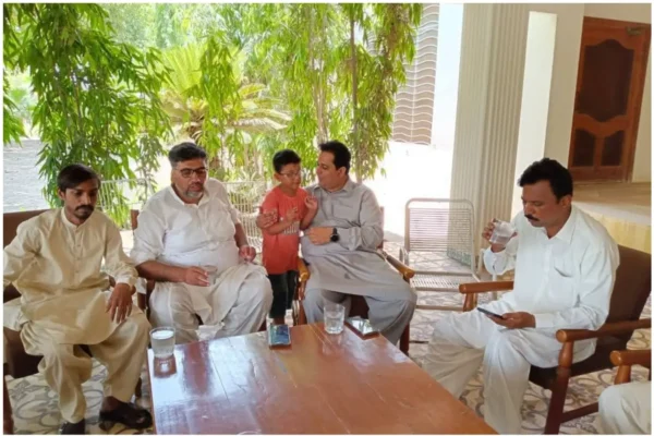 ڈیرہ محفوظ آباد – عید الاضحی کے دوسرے روز میاں صاحبان کو دوستوں کے ہمرا عید کی مبارک باد دیتے ہوئے ۔